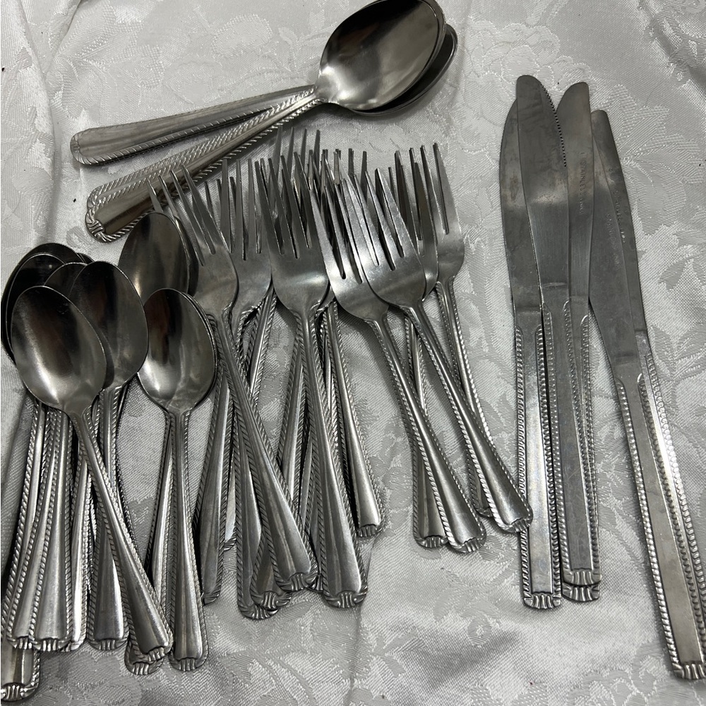 Everyday Stainless Flatware. 8 Forks, 7 salad forks, 5 knives, 16 tsp’s, 10 Tbsp